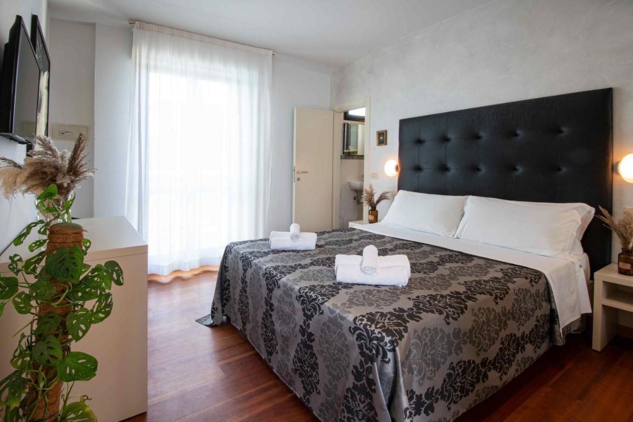 Hotel Baby B&B Милано Мартима Екстериор снимка