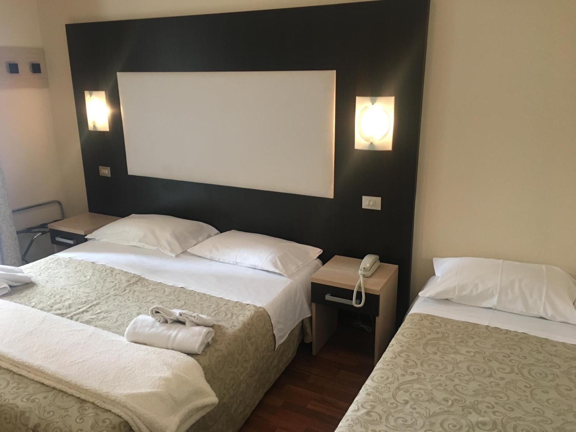 Hotel Baby B&B Милано Мартима Екстериор снимка