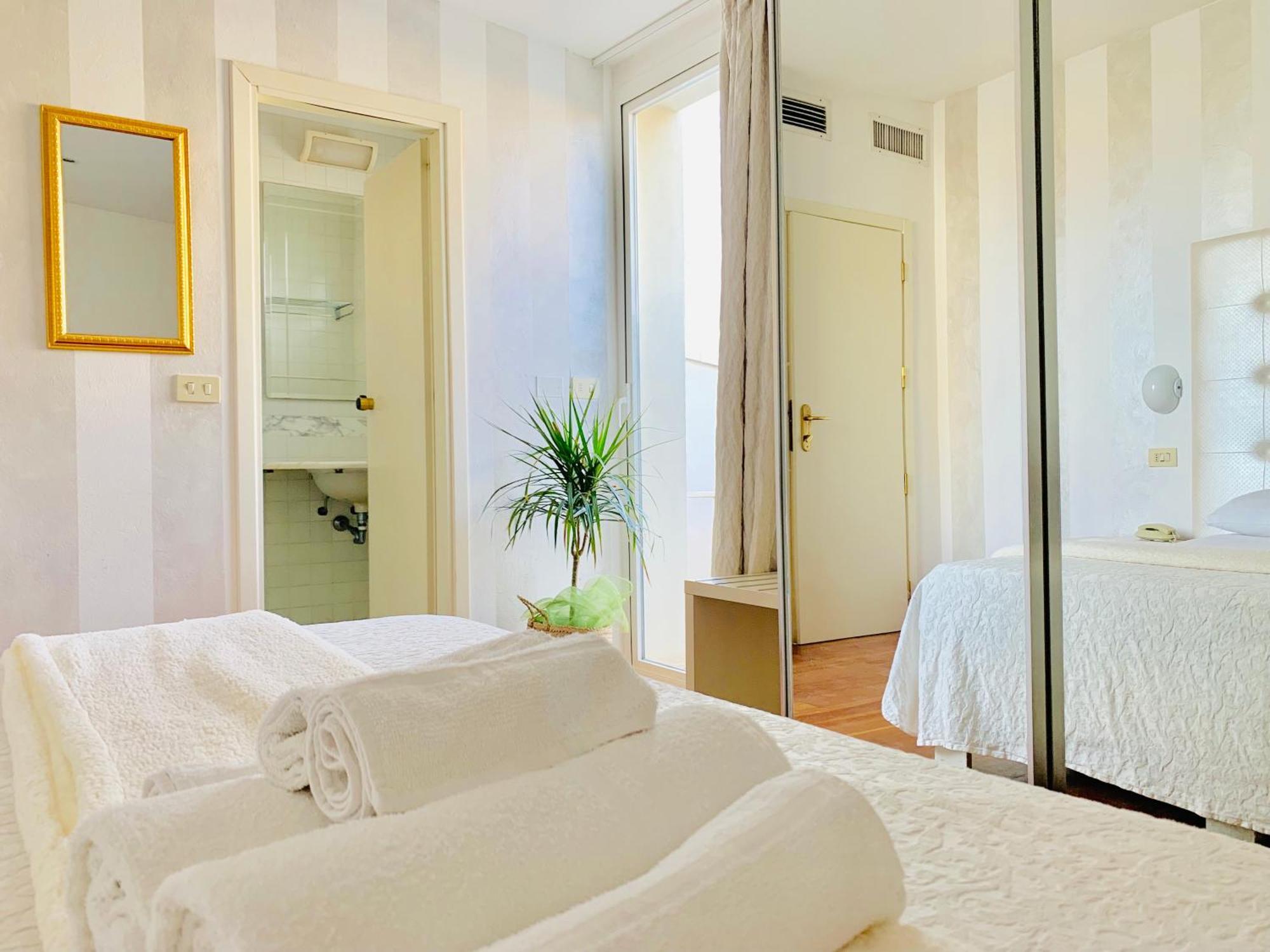 Hotel Baby B&B Милано Мартима Екстериор снимка