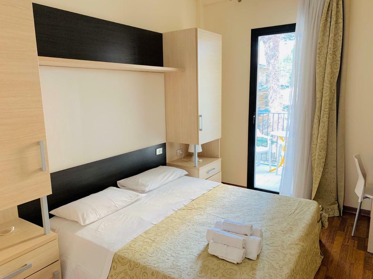 Hotel Baby B&B Милано Мартима Екстериор снимка