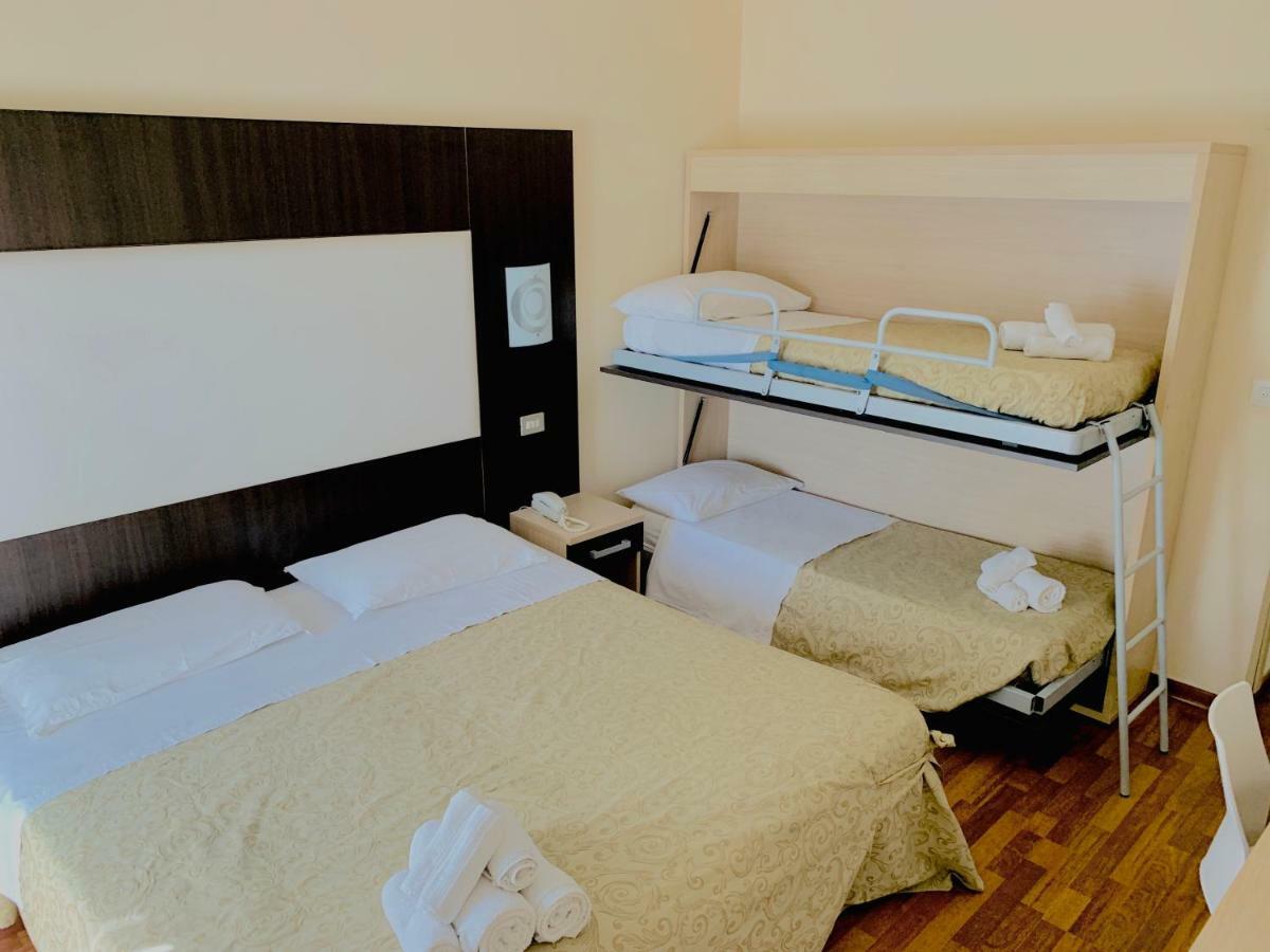 Hotel Baby B&B Милано Мартима Екстериор снимка