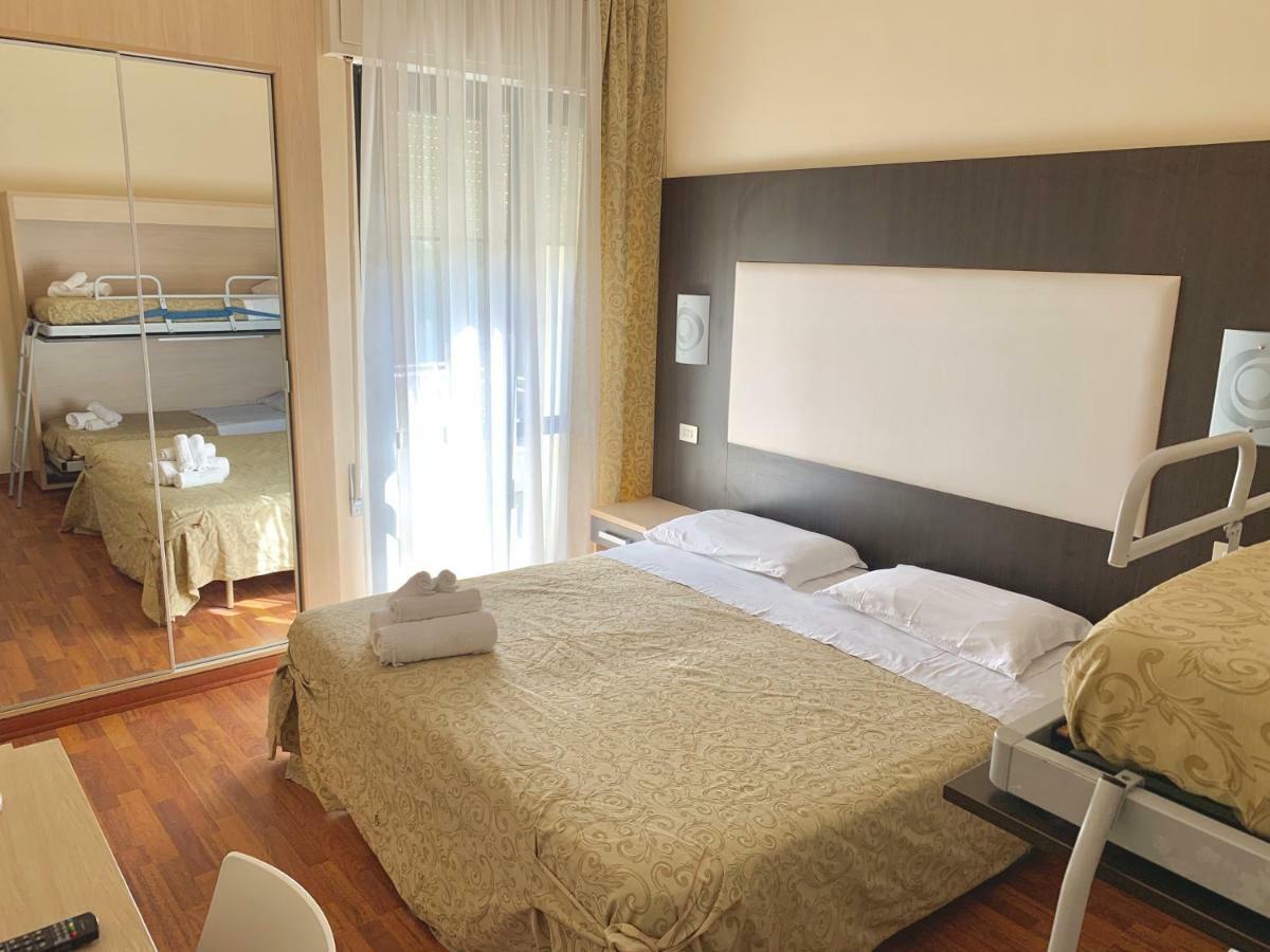 Hotel Baby B&B Милано Мартима Екстериор снимка